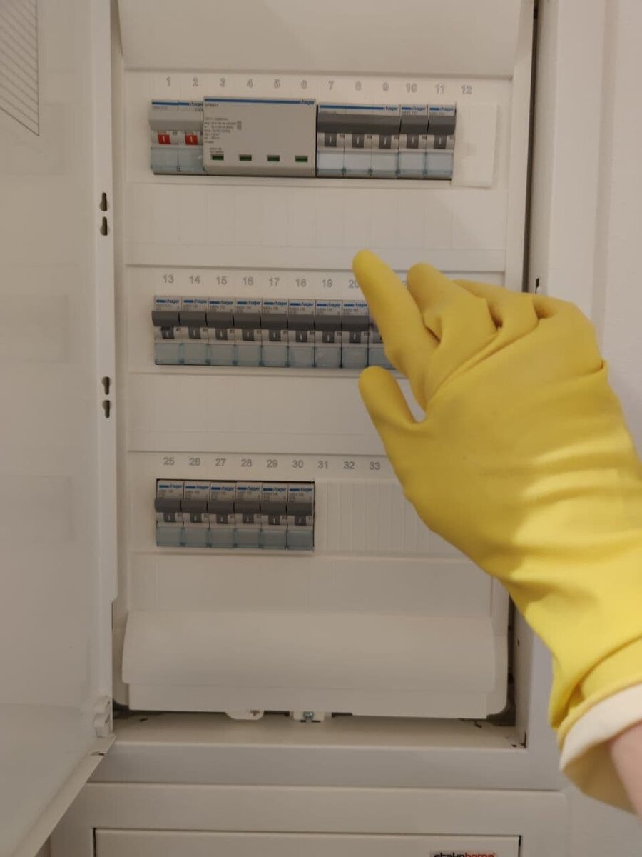 Обязательно нужно надеть резиновые перчатки, чтобы не ударило током, а затем опустить вниз все рычаги 