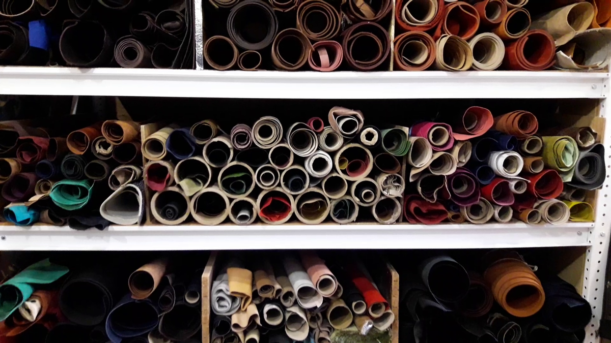 На моем стеллаже непременно найдется нужная кожа!