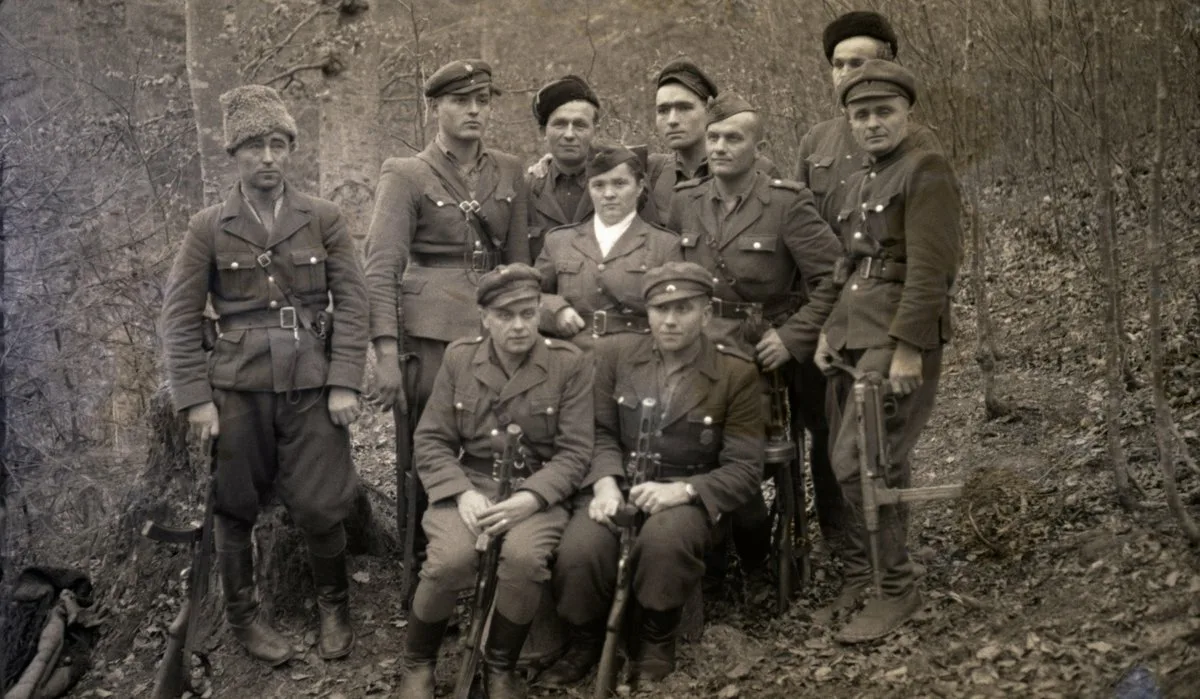https://pbs.twimg.com/media/CCJhcqcWAAEKNu-.jpg Иллюстрация: женщина в составе националистической банды