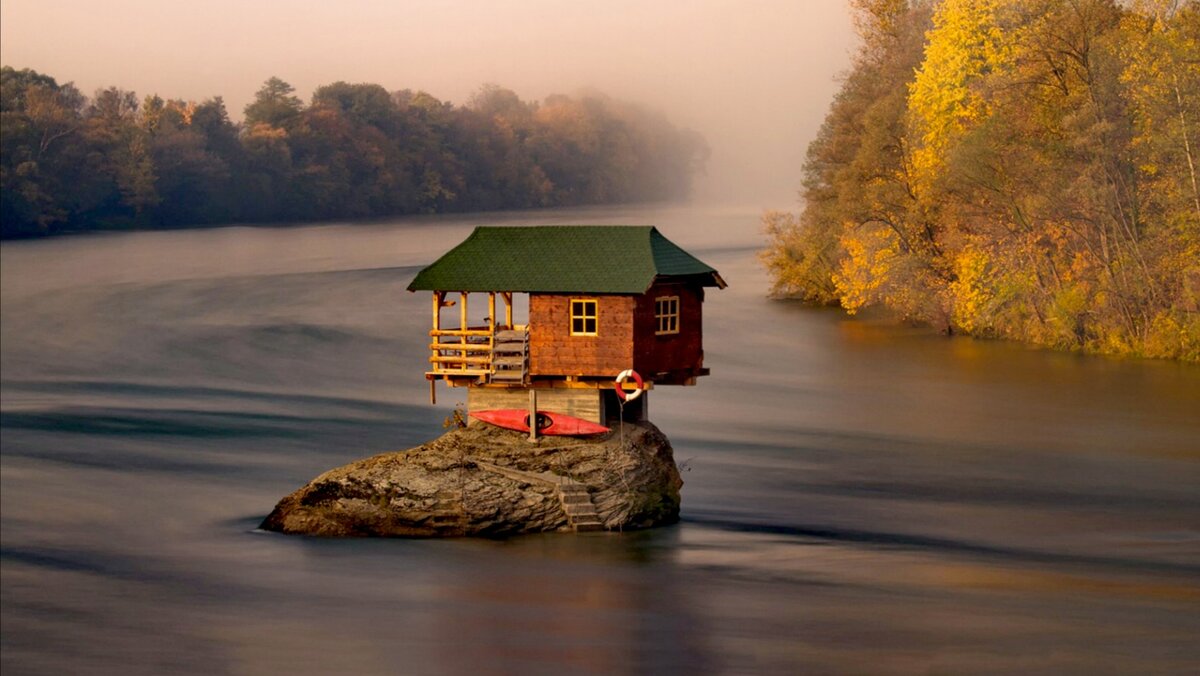 дом в лесу на реке