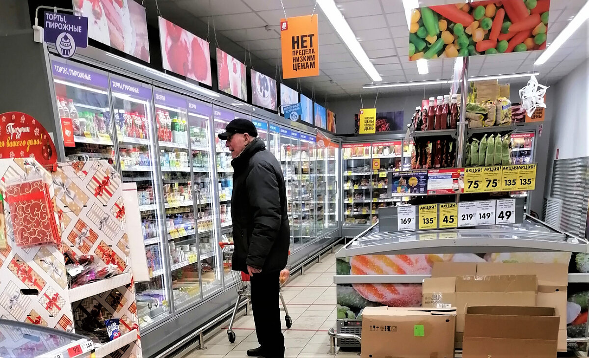 Висит плакат: Нет предела низким ценам