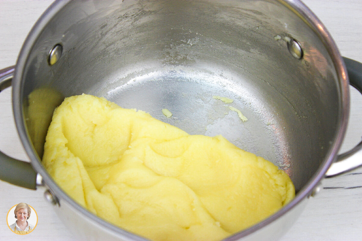 Консистенция заворноготеста. Кастрюля для заварного теста. Заварное тесто консистенция. Заварное тесто рецептура. Рецепт заварного теста с яйцом.