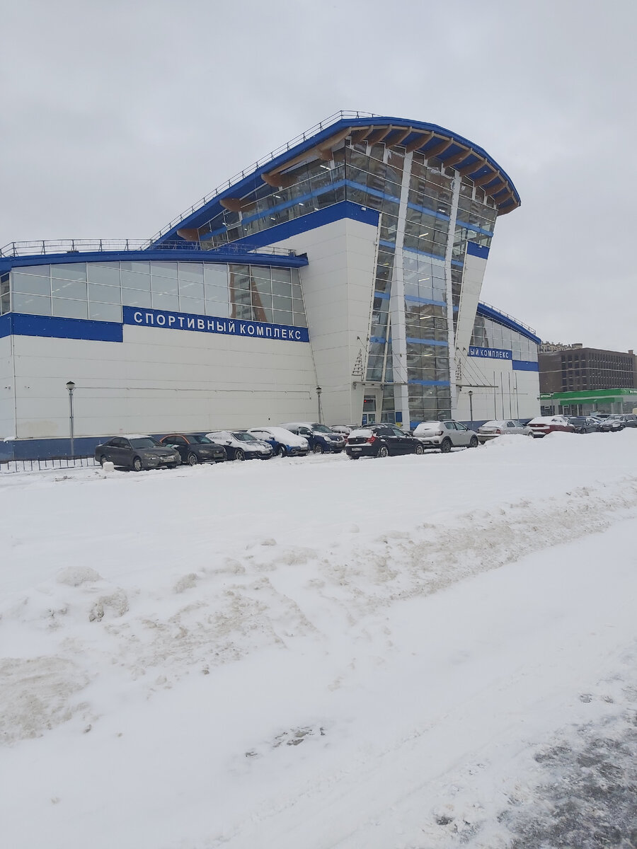 Вот так выглядит здание бассейна. Ползти ко входу пришлось по сугробам. 