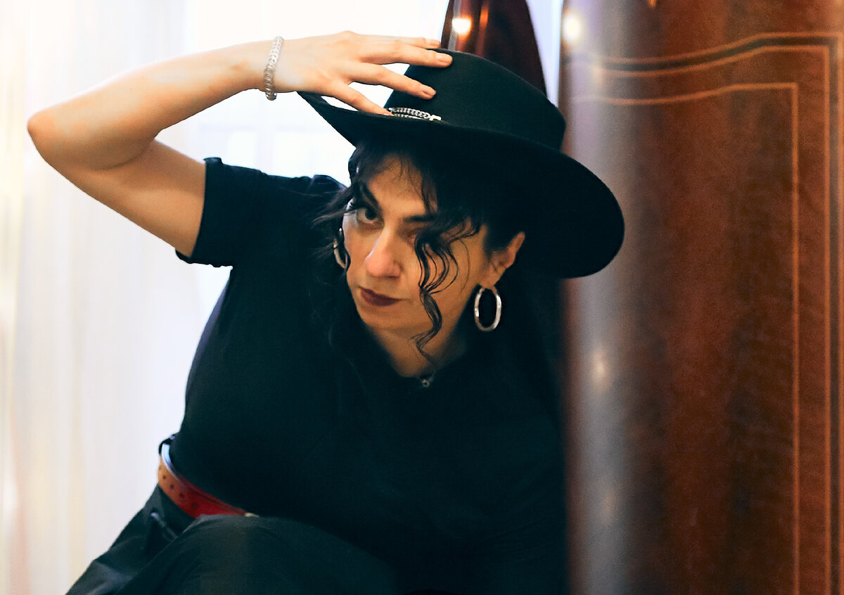 В образе Рассказчика:  Танюшка Чернецкая. Фото: SadyAn