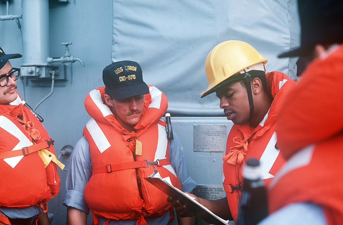 Моряки крейсера Yorktown за работой. 1986 год.