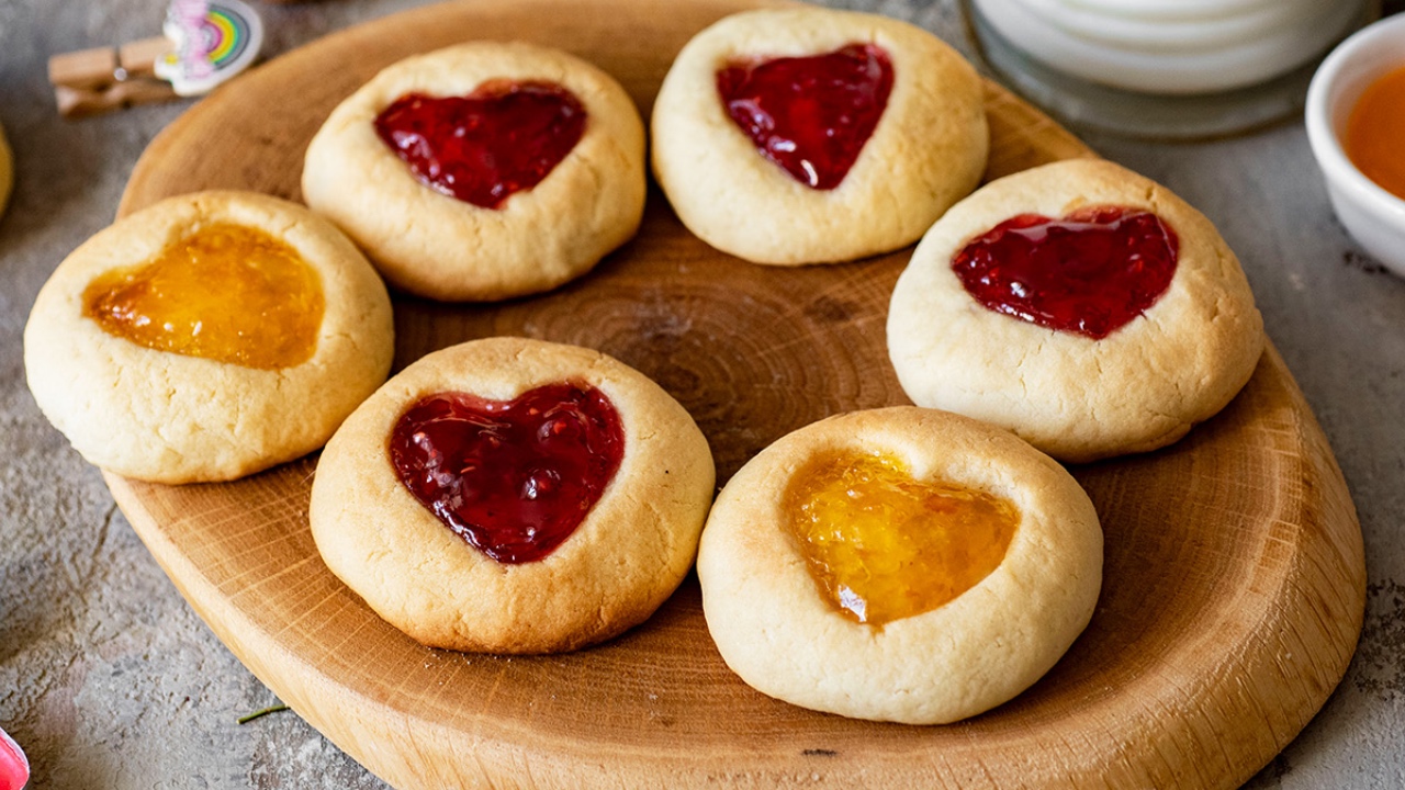 🍪 Печём простое песочное печенье с сердечками из джема — простой рецепт!