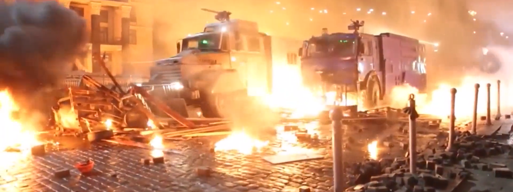 Спецтехника следует по мятежной площади. Скриншот изи новостного выпуска "НТВ"