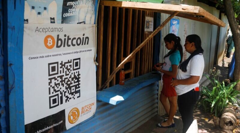 Местные предприниматели пытаются использовать биткоин, но на практике это очень сложно. Фото: Thomson Reuters