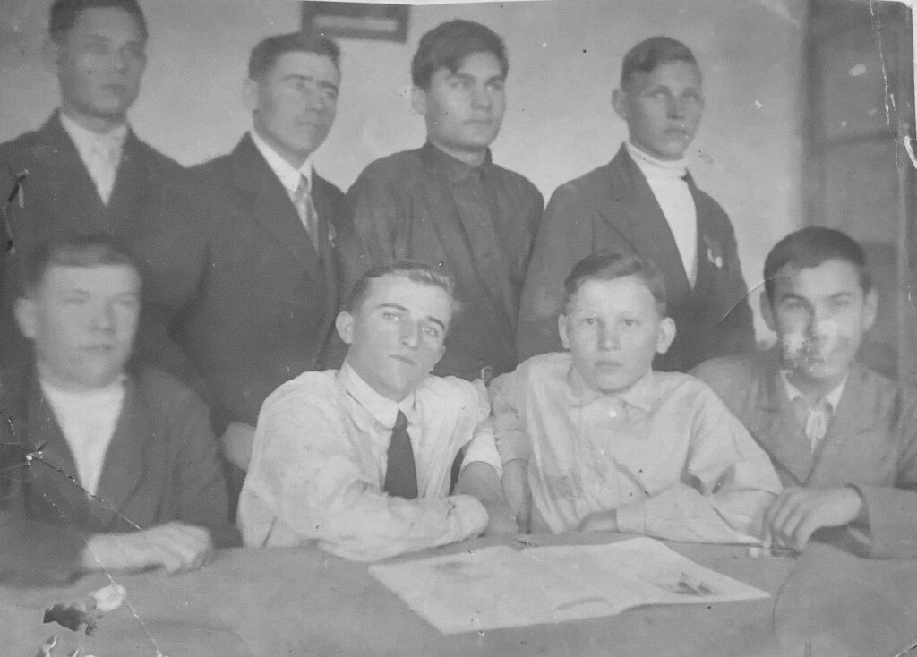 Иван Катаржнов (второй справа) со студентами техникума