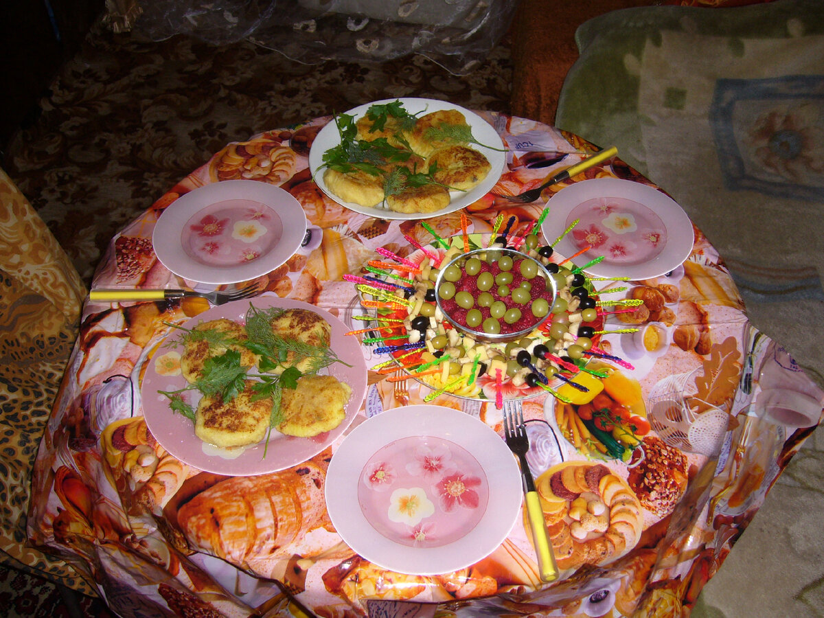 Картофельные котлеты с начинкой грибы, для мужа - канапе исключительно с оливками и виноградом.