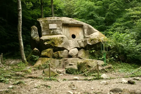 Очень трудоемкий монолитный дольмен, камера вырубалась через фронтальное отверстие 