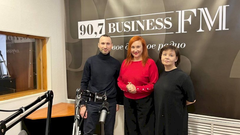 Станислав Татаринцев, Ася Хлыновская и Алена Короткова в студии «Бизнес-ФМ. Барнаул»
