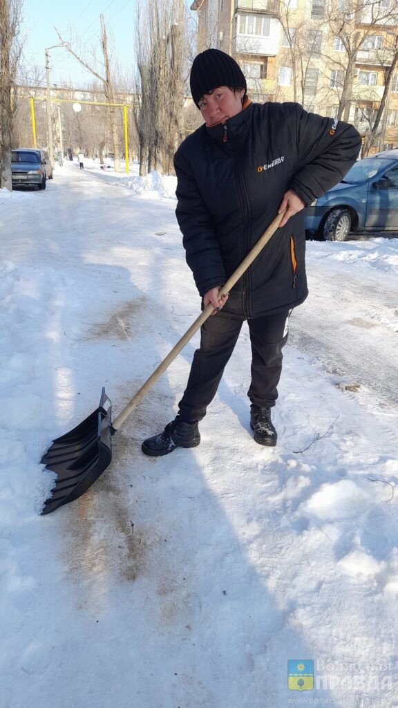 Наталья Николаевна ведёт борьбу со снегом