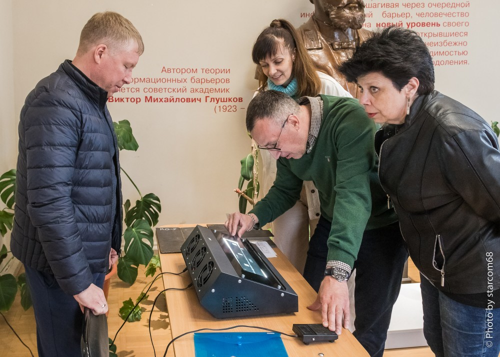 За просмотром рентгеновских снимков сварных швов с Артемом Халтуриным - старшим дефектоскопистом ООО "НТФ "ЦАСП"