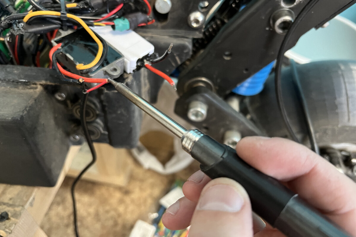 Пропаиваем провода.