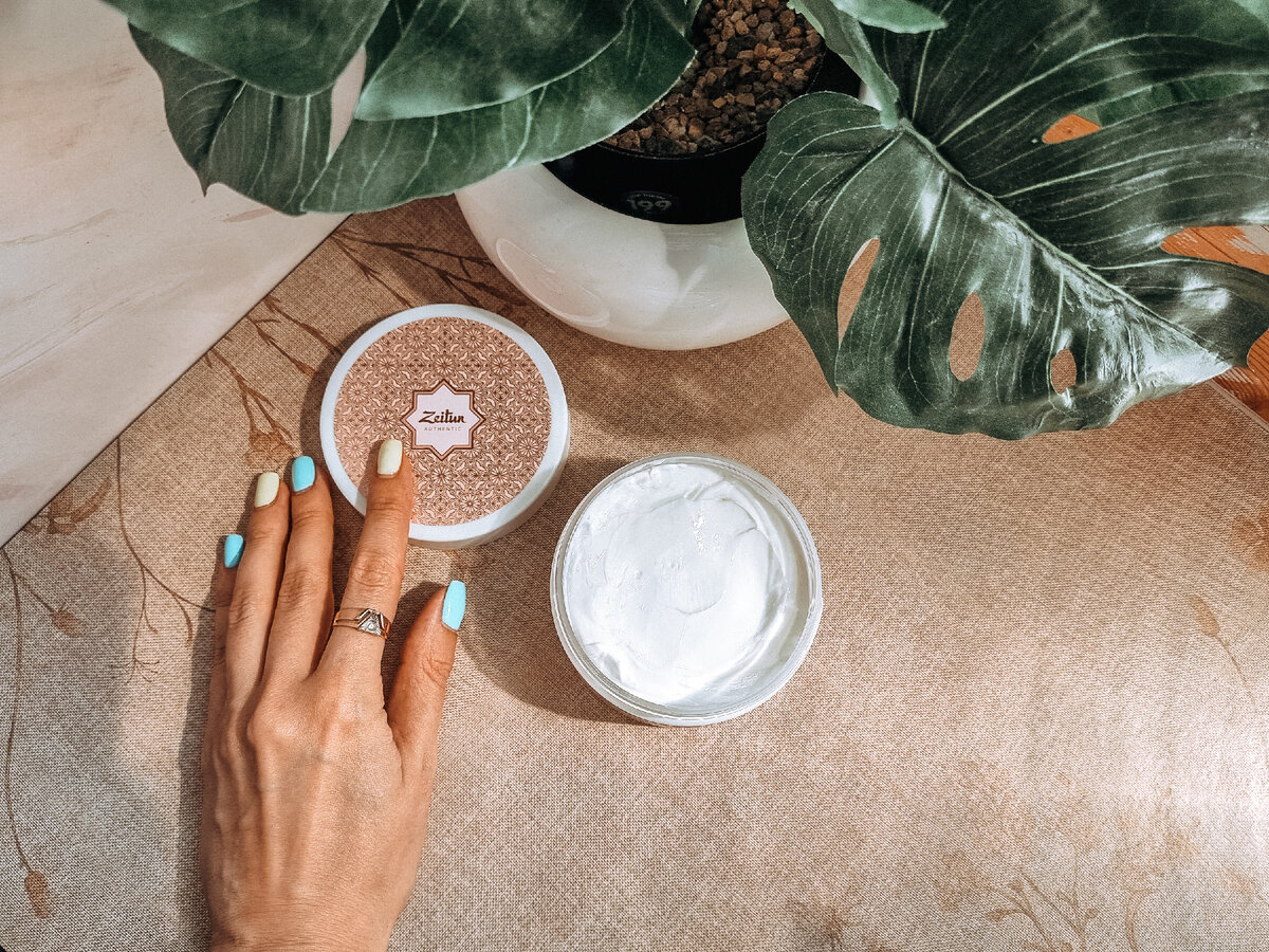 Мелкий шиммер, который можно использовать на каждый день, незаметен до тех пор, пока средство не окажется на коже. В банке это кажется обычным кремом