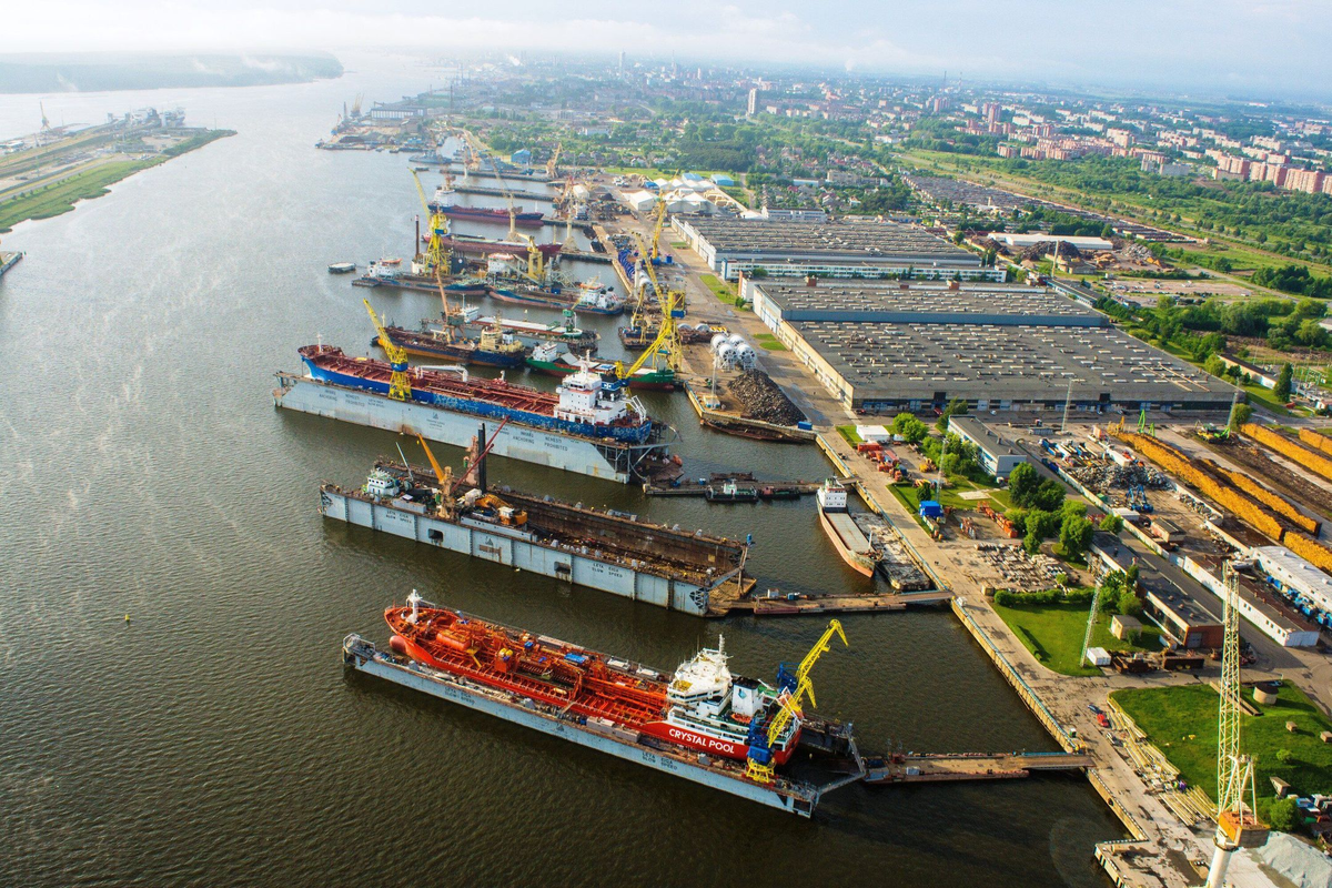 Порт Клайпеда Литва. Klaipeda порт, Литва. Грузовой порт Клайпеда. Клайпеда судоремонтный завод.