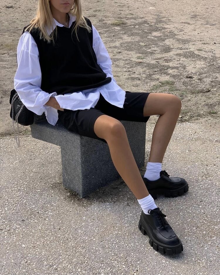 Классические черные шорты-бермуды — идеальный вариант для образа в стиле преппи