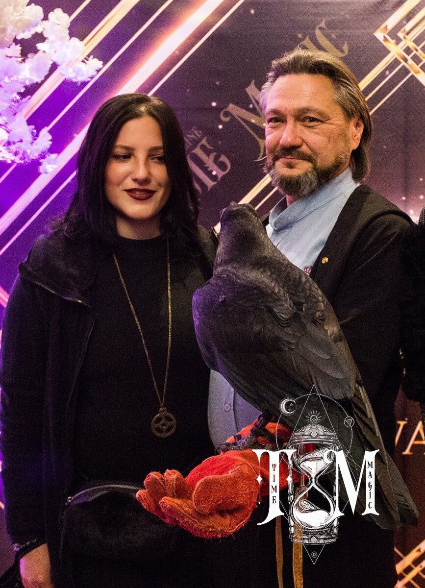 МАГИЯ И ДАР

Сколько существует общественный искусственный запрет на тему людей силы – столько и существуют предубеждения. Однако нет ничего более притягательного чем тема магии. За магию убивали, за магию боролись, к ней стремились, и практически каждый человек задумывается – «а есть ли у меня способности?». Что такое магия – это вообще определенный образ мысли. И когда человек является его обладателем – у него совершенно отсутствуют сомнения в том, что он носитель дара. 

Чаще всего возникает вопрос в том, как с ним быть? Как применить то, что есть? И, редкий случай – как избавиться от него. 
Что же это за образ мысли такой? Чаще всего таких людей называют «не от мира сего» - привычный штамп периода Священных Писаний. Однако можно сказать проще. 

Магическое мышление и не постоянный поиск видений мертвых духов или диалоги с сущностями. Такие вещи, конечно бывают, но, если за ними гнаться – можно достигнуть встречи с психиатром. А вот по-настоящему «магическое мышление» - это способность воспринимать ситуацию многомерно, осознавать, что то, что ты видишь здесь и сейчас – это всего лишь сторона одной медали. Или одна тонкая грань бриллианта. Есть еще много сторон, много событий, которые происходят вне физиологического поля зрения. 

Магическое мышление – это умение воспринимать ситуацию с ее причинно-следственными связями и пониманием того, что будущее вариативно. Человек, носящий в себе дар понимает и то, что является ему в жизни как проблема – одновременно становится и дверью к возможностям.

Для мага нет ограничения во времени и пространстве. Он умеет созерцать до и после, находясь «ЗДЕСЬ И СЕЙЧАС!». Именно такое мировоззрение вызывает у обывателя страх, подверженность последовать за таким человеком или бежать от него. Магами можно назвать и тех, кто добивается в жизни уникальных результатов, исключительно приняв любую «невозможную» цель, как закономерный приз за свое упорство. Мы приступаем к обсуждению дара и его проявлений. Продолжение следует…