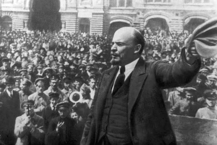 В апреле 1917 года Владимир Ленин вернулся в Россию после 17 лет эмиграции. Его появление чем-то напоминало античный триумф. Финляндский вокзал К появлению Ленина в Петрограде тщательно готовились.-2