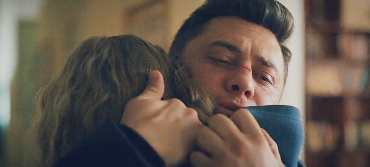 Скрин в обработке автора. Игорю с каждым днем всё тяжелее. Вот и сейчас приходится не брать с собой дочь... 