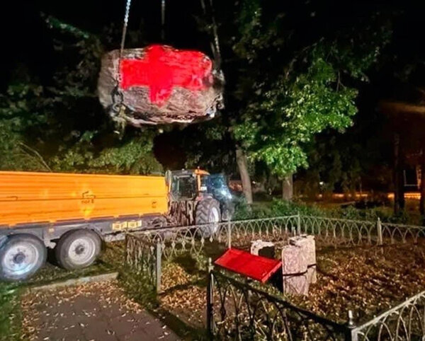Снос памятника дипкурьеру Нетте в Латвии. Обложка © VK / МИД России