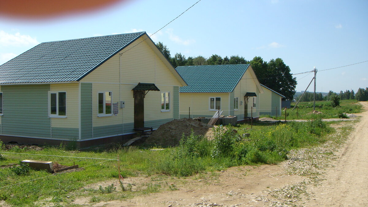 Летом нас, наконец, размежевали и наметились границы и заборы. Как видите, ни асфальта, ни тротуаров и в помине не было!