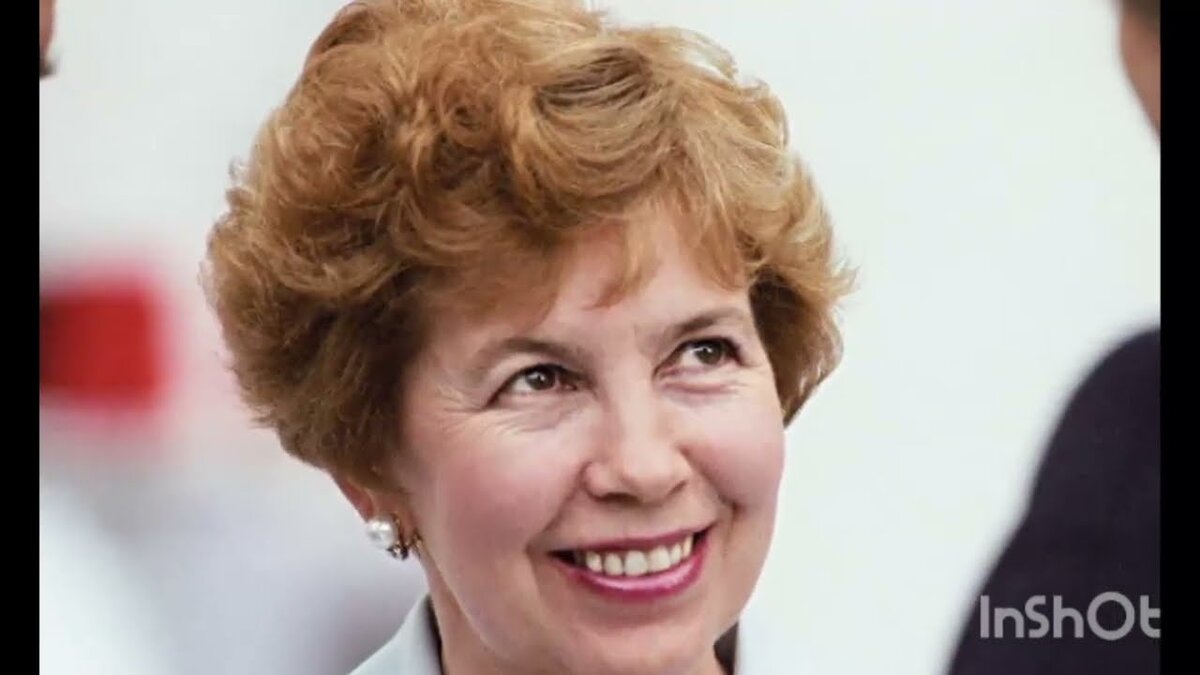 Не забудем мы и хитрой женщины, что стояла у него за спиной - женщины, которой всегда всего было мало