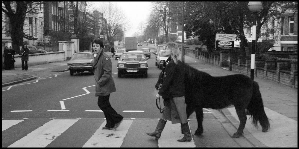 Paul and Linda McCartney crossing Abbey Road, 1977. MPL COMMUNICATIONS LTD