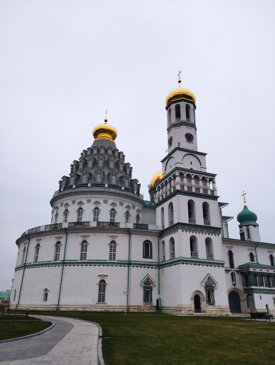 Собор Воскресения Господня с колокольней. В куполе 60 окон-люкарн в три яруса. Из личного архива.