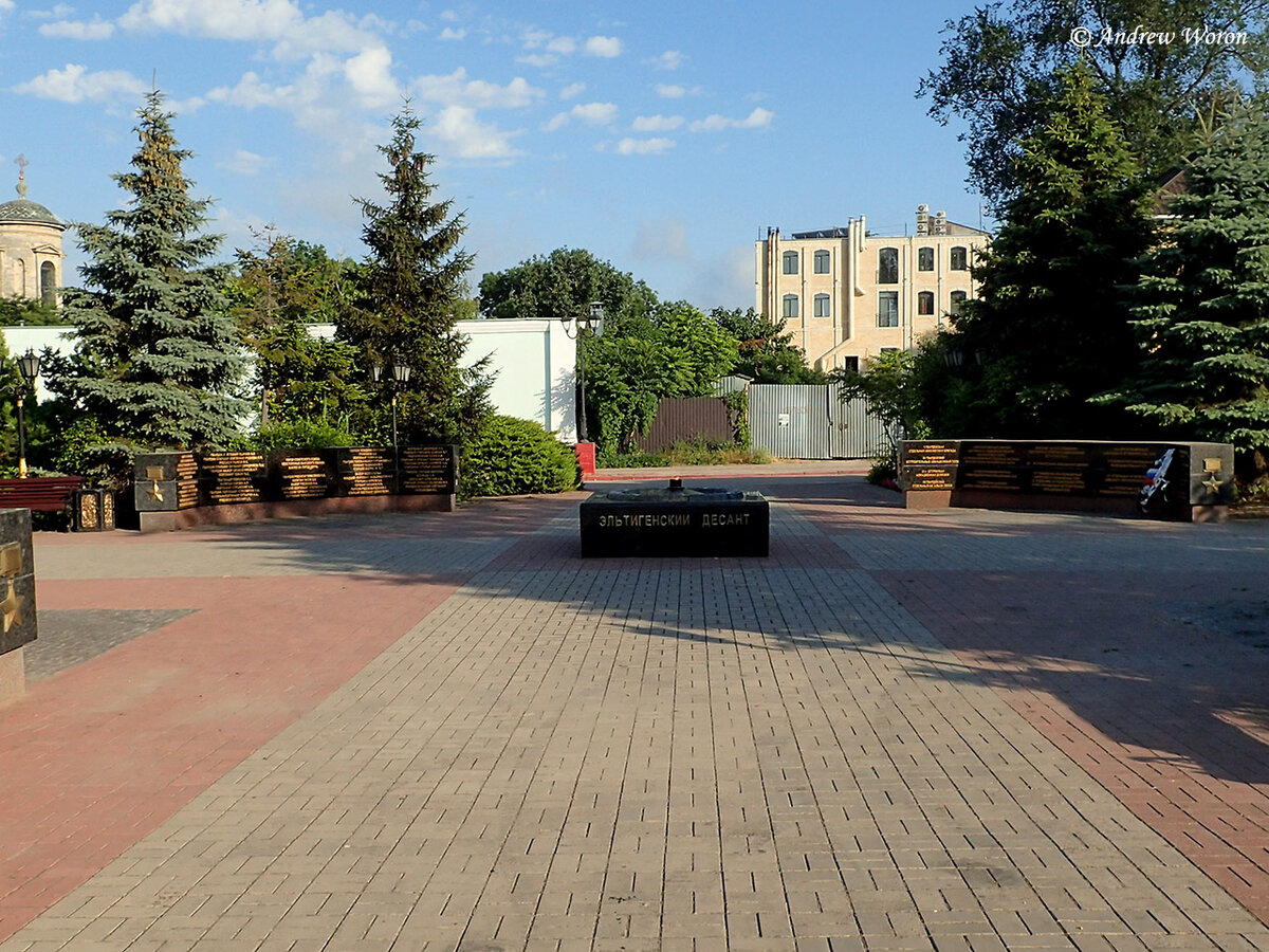 Сквер Славы перед лестницей – Вечный огонь на мемориальном комплексе