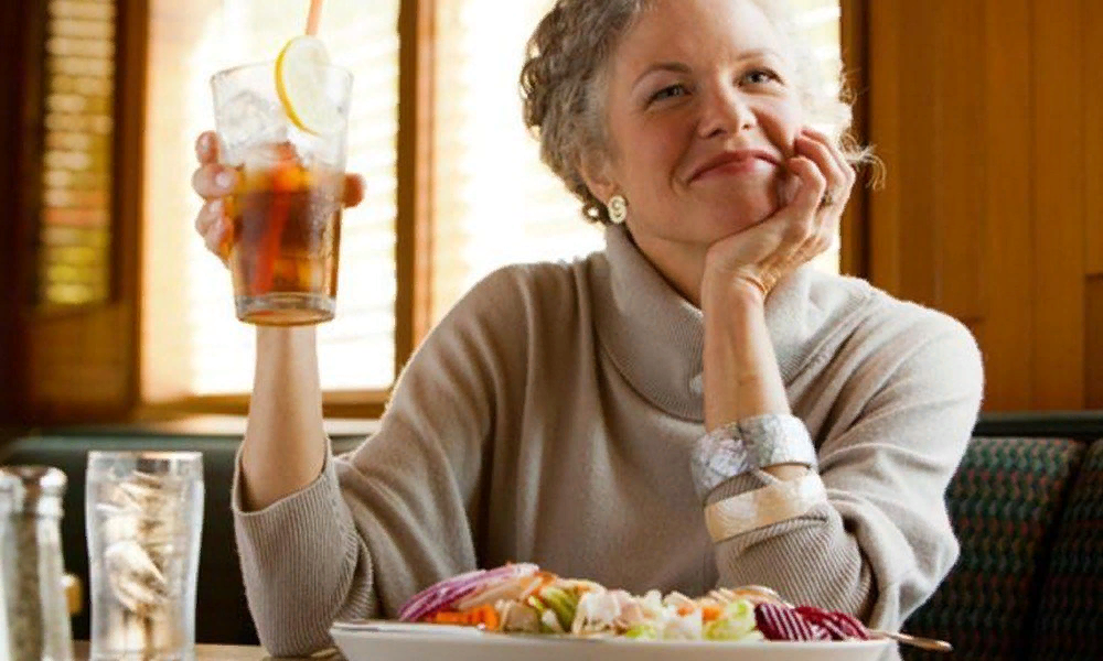 Питание после 45 лет. Правильное питание для пожилых. Немолодая женщина. Женщина в возрасте в кафе. Пожилая женщина с едой.