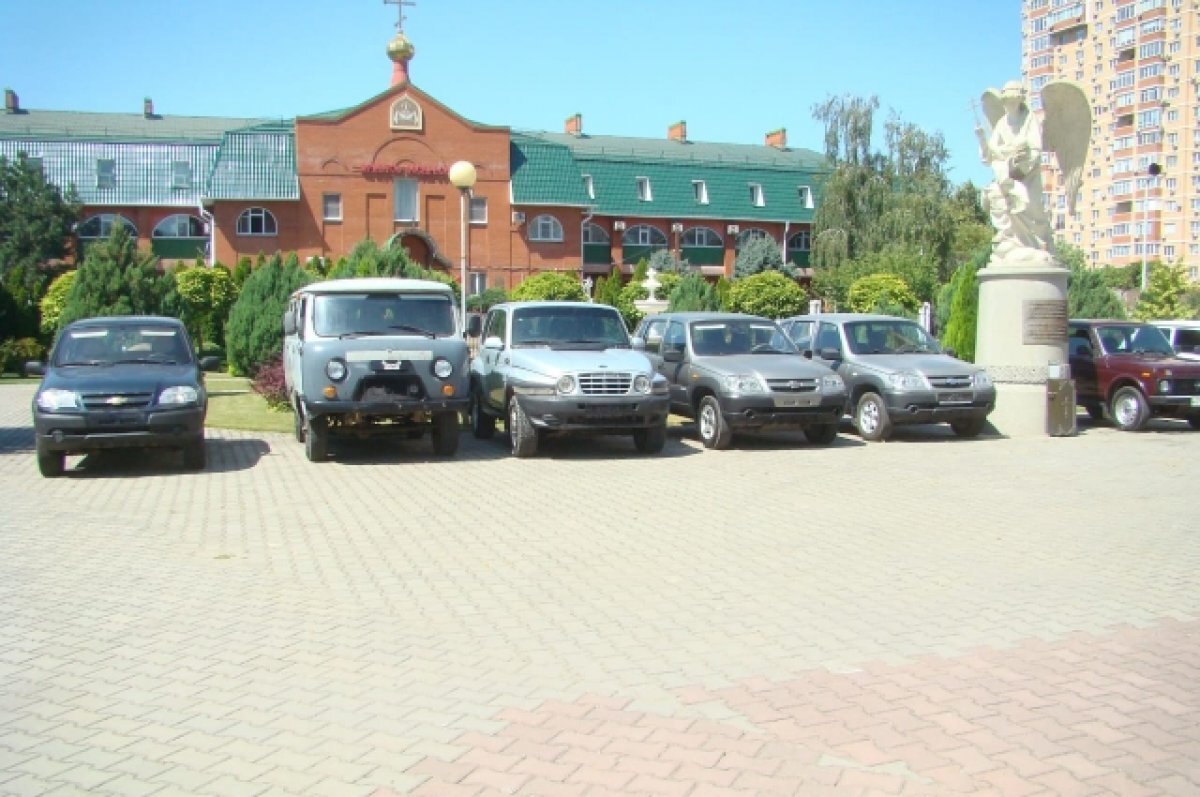    В Краснодаре волонтеры и депутаты передали на СВО внедорожники