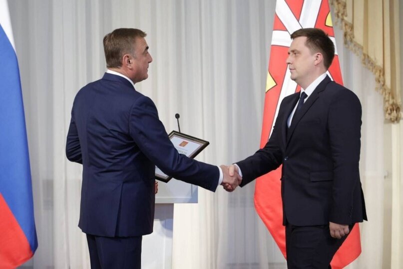 22 августа в колонном зале Дома Дворянского собрания состоялась церемония вручения государственных и региональных наград. 
В мероприятии приняли участие члены фракции «Единой России» – первый заместитель председателя Тульской областной Думы Марина Левина и депутат облдумы Павел Мишунин.

Губернатор отметил, что сегодня, как и много веков назад, Тула – надёжная опора России, её оружейная столица. В ней живут сильные, талантливые люди, настоящие мастера своего дела. Он подчеркнул, что в зале собрались представители самых разных профессий, каждый из которых вносит серьёзный вклад в развитие региона и всей страны.

Благодарность Президента РФ Владимира Путина за активное участие в организации общественно значимых мероприятий получил руководитель регионального исполкома партии «Единая Россия» Олег Иванов.