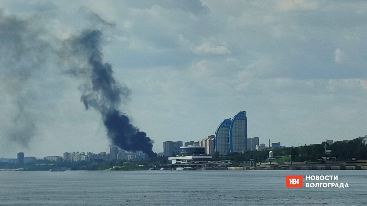     Огромный столб дыма напугал жителей Ворошиловского района Волгограда, как оказалось, на одной из улиц не на шутку разгорелась свалка, сообщили изданию «НовостиВолгограда.ру» в региональном ГУ МЧС.