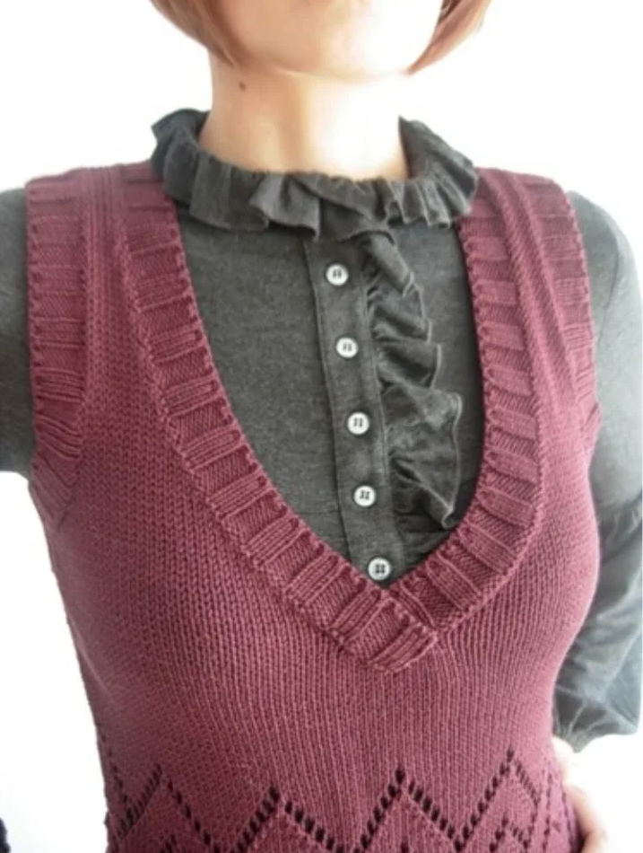 Вязание горловины спинки спицами. Вязание спицами v образный вырез горловины. Обвязка спицами проймы в безрукавке. Вывязывание горловины v образный вырез спицами. Горловина жилета спицами.