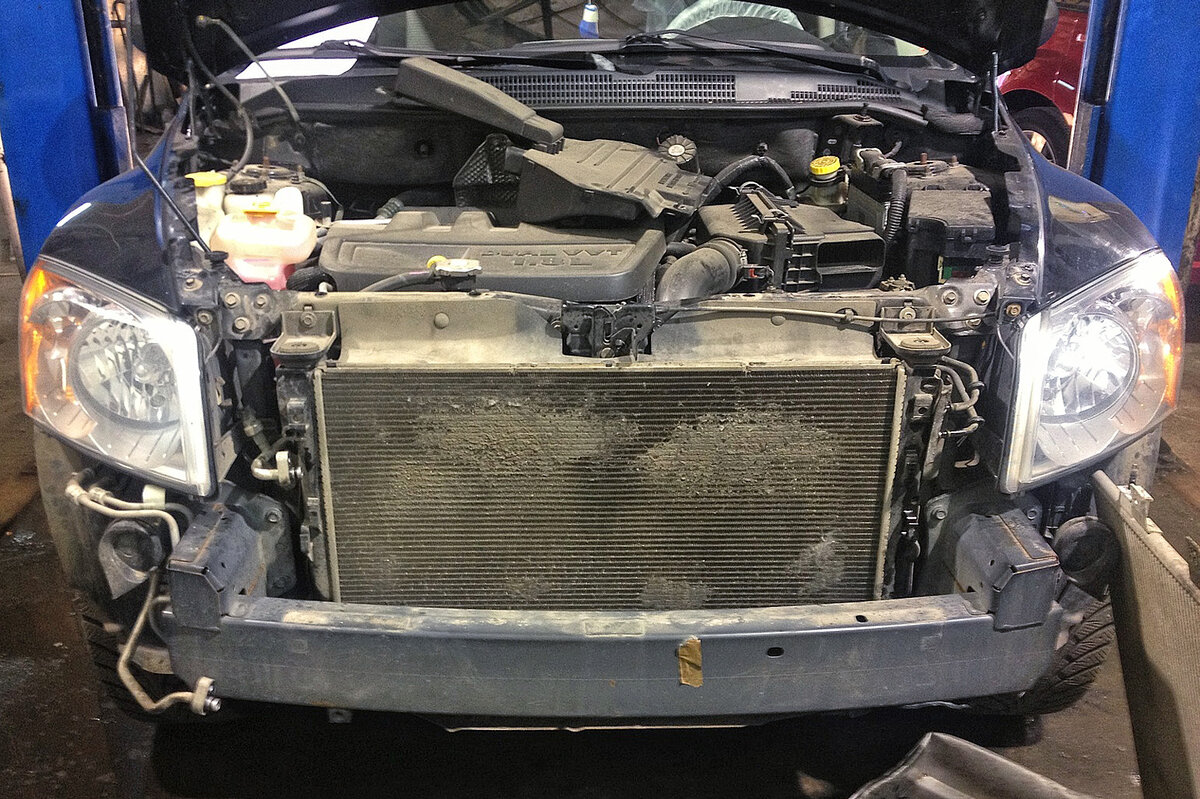 Dodge Caliber, вид спереди со снятым радиатором кондиционера