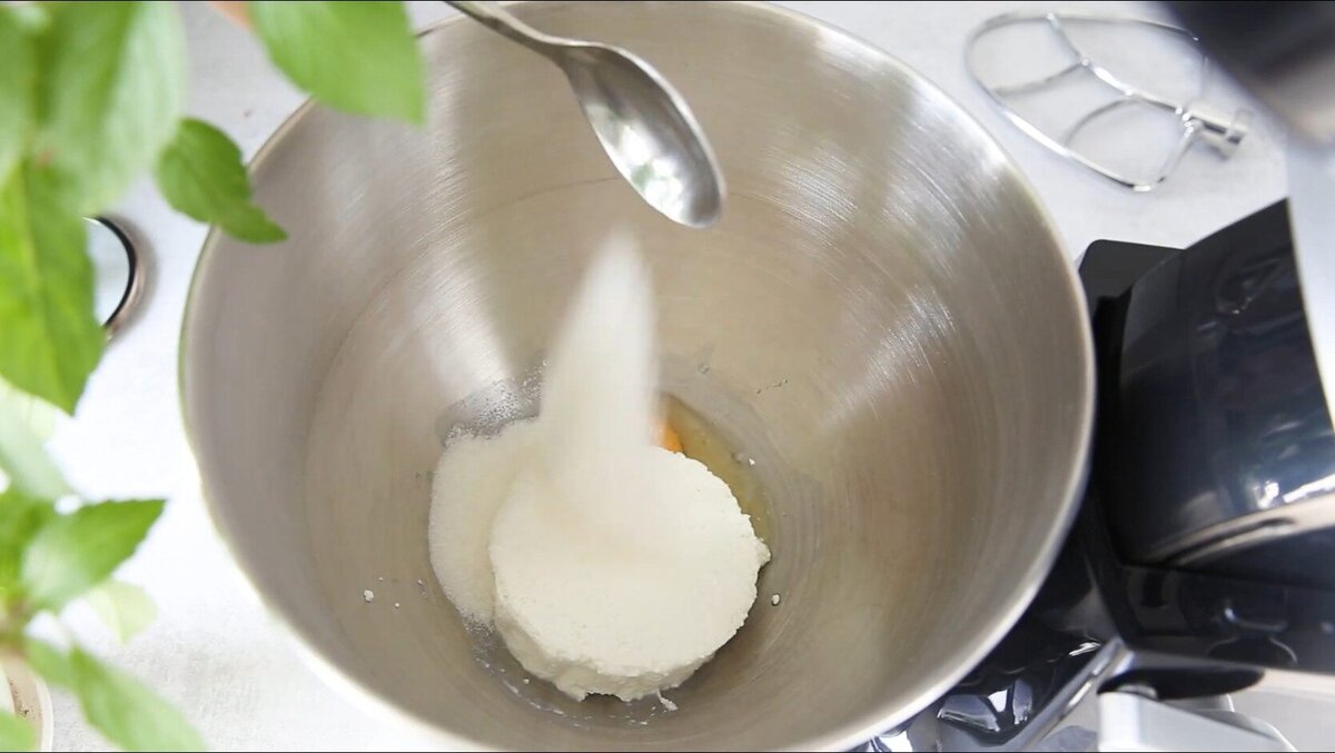 Ингредиенты на 8-10 сырников: 

1. Смешиваем в миске творог, яйцо, сахар, ванилин, соль, апельсиновую цедру и апельсиновый сок. 
2. И вместо муки добавляем манку. Для начала 4 ст.л. без горки.-2