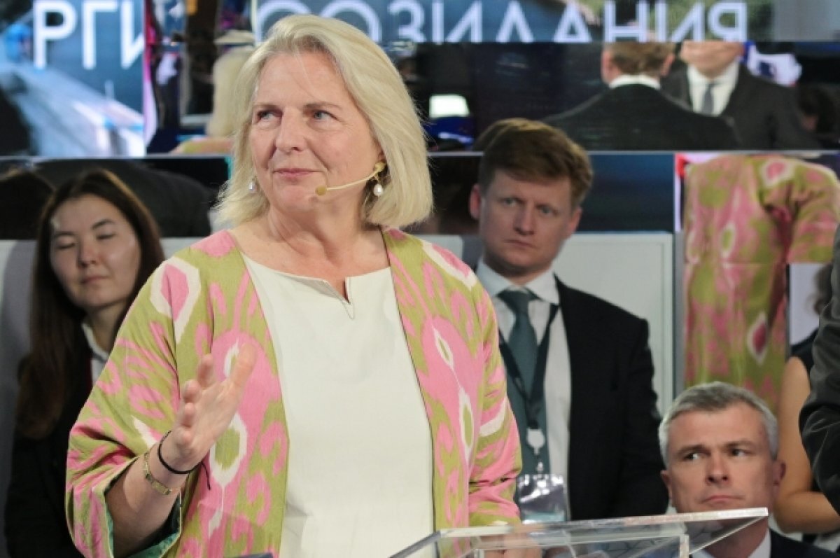    Экс-глава МИД Австрии Кнайсль подарила Пескову сувенир из Ливана