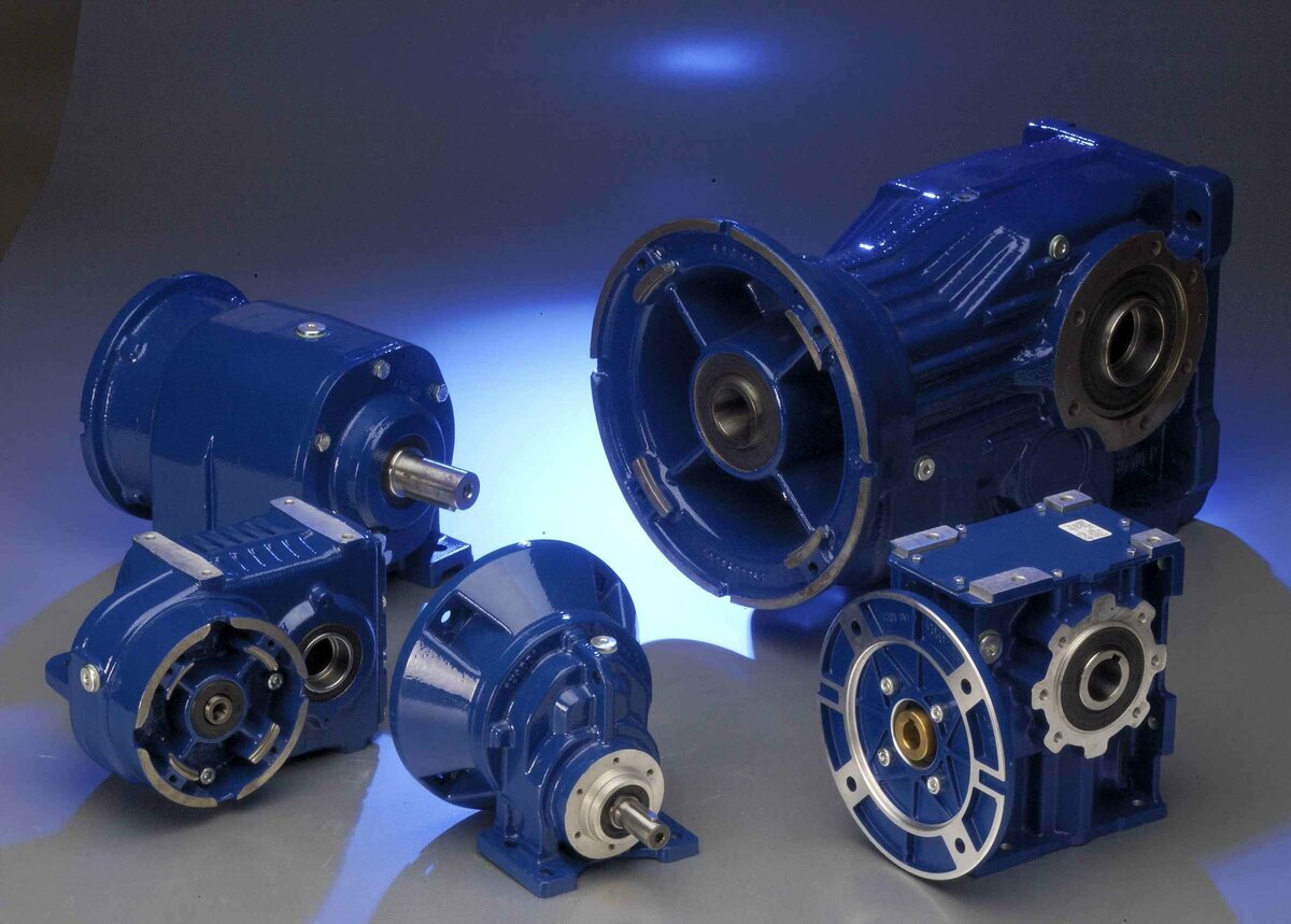 На рисунке представлены редукторы производства итальянского концерна STM Team