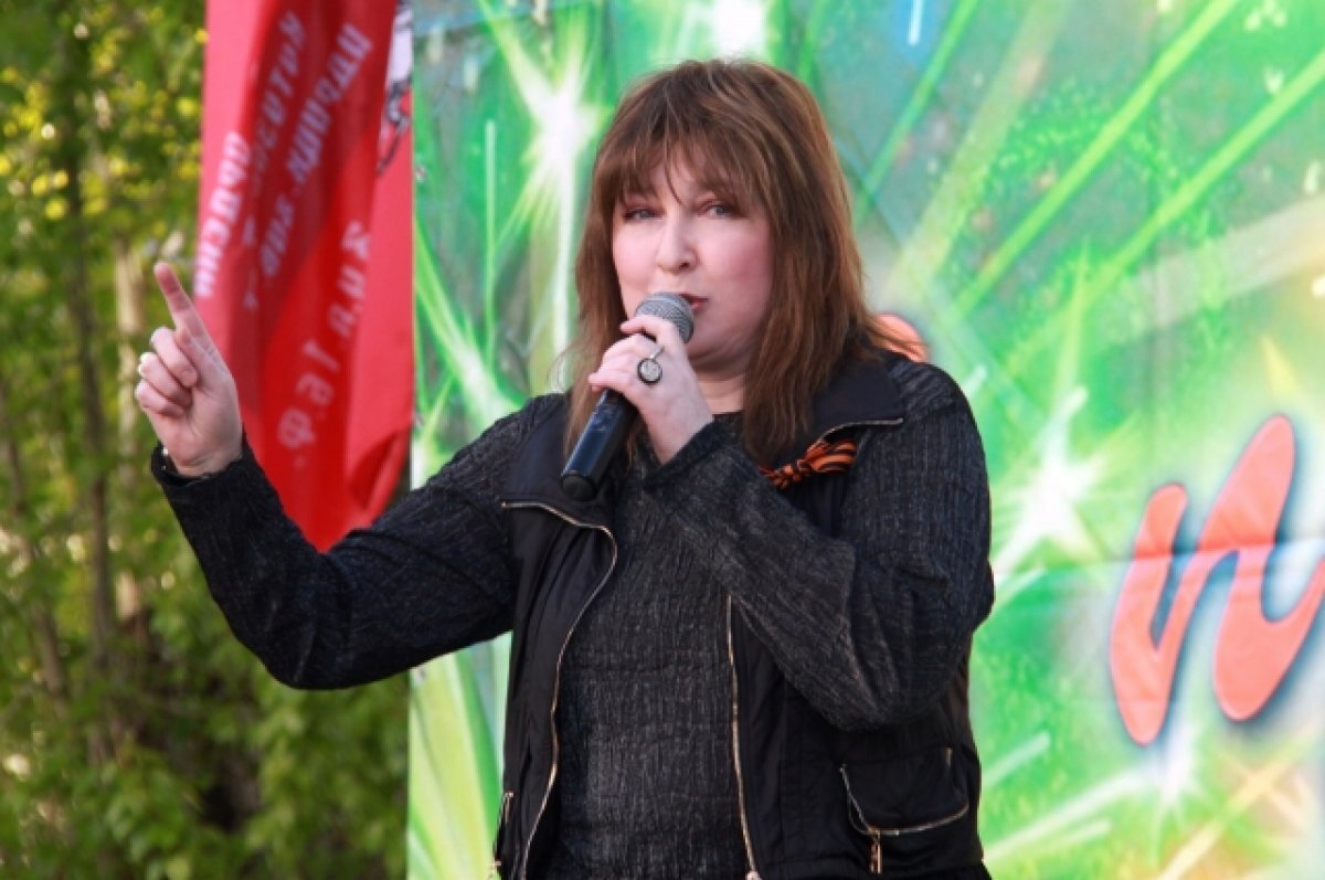    Певица Семенова высмеяла Смольянинова за глупые фантазии про Путина
