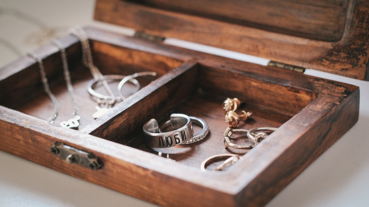     Сотрудниками полиции задержан житель Ижевска, похитивший у знакомой ювелирные украшения под предлогом снятия с них порчи. Уголовное дело возбуждено в Завьяловском районе по статье о мошенничестве в крупном размере.