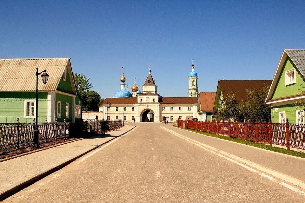 Городская область. Оптина пустынь Козельск. Козельск Калужская область. Оптина пустынь монастырь Москва. Центр города Козельск Калужской области.