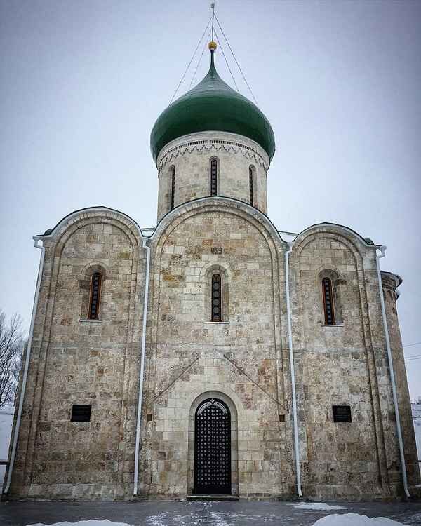 Фото Спаса Залесского в 2016 году после отмывки стен. Автор: PereslavlFoto - собственная работа, CC BY-SA 3.0, https://commons.wikimedia.org/w/index.php?curid=42005625