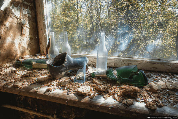 Шампанское скорее всего лопнуло от мороза.