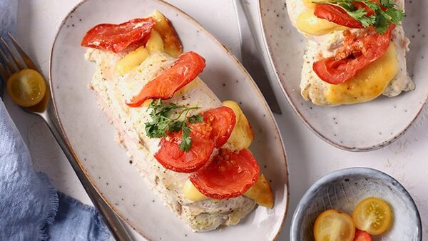 Куриная грудка в духовке с помидорами и сыром: простой и сытный ужин