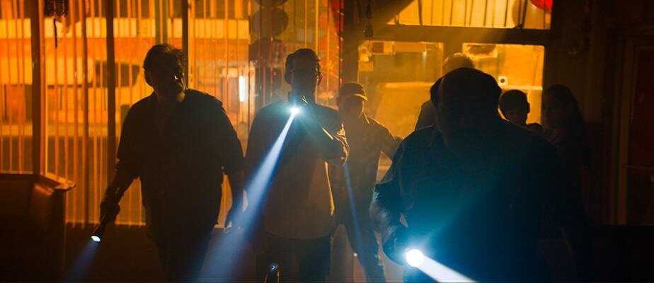 Вечный парадокс нечистой силы в кино: за свет она никогда не платит, но зачем-то тщательно экономит электроэнергию, предпочитая отсиживаться в темноте.