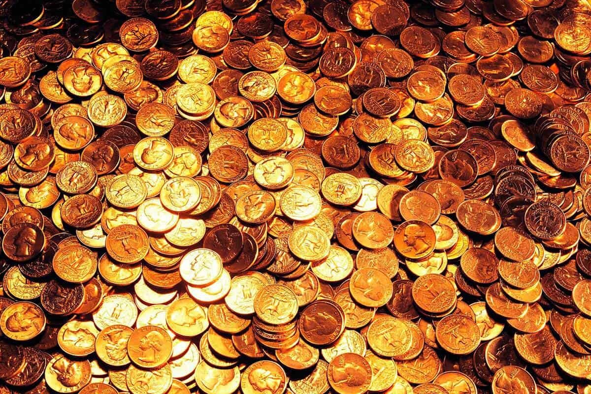 
Практически нет в этом мире человека, которого бы не заботила тема финансов. Ведь все хотят иметь возможность покупать понравившееся вещи или отправиться в какое-нибудь экзотическое место, чтобы отдохнуть душой и телом. Но существующая реальность такова, что не все могут себе позволить вести такой образ жизни. Некоторым людям приходится в поте лица трудится, чтобы заработать себе на жизнь, а другим наоборот, все достается легко и просто. Словно Фортуна наполнила их своей созидательной энергией и деньги, как по «мановению волшебной палочки», начинают плыть к ним в руки. Эксперты в сфере астрологии выделяют три знака зодиака, которых в июне 2019 года ожидает денежное изобилие. Деньги будут поступать из неожиданных источников: удачно пройдет сделка, внезапно свалиться наследство, а некоторым отдадут старые долги. 