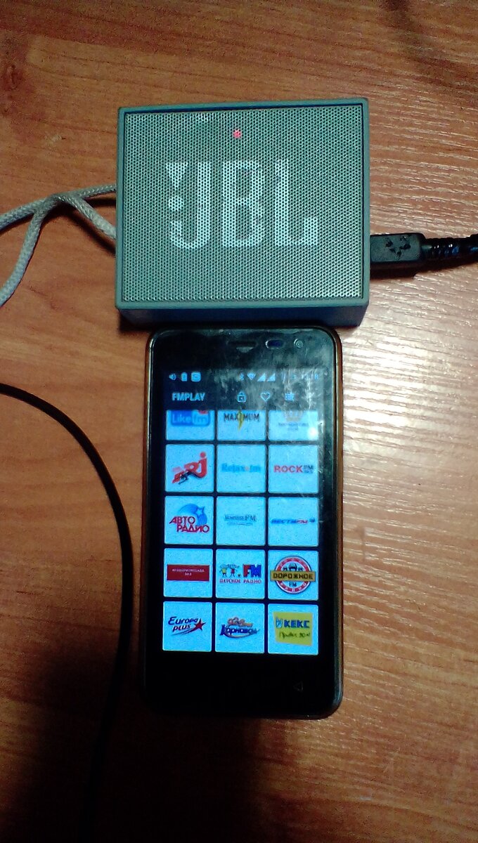 Один из мобильных радиоплееров, который позволяет прослушивать онлайн радиостанции даже в сети 2g, при условии стабильного сигнала сотовой сети. Скорость потока 24-32-48 килобит в секунду.