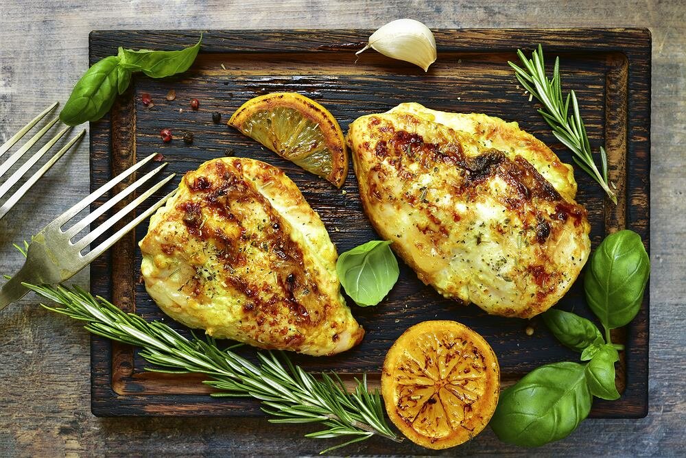 Летний сезон располагает к барбекю на даче или в лесу. Помимо свинины и сосисок, обычно готовят курицу. Интересный шашлычный маринад не требует большой работы. Вот несколько предложений.